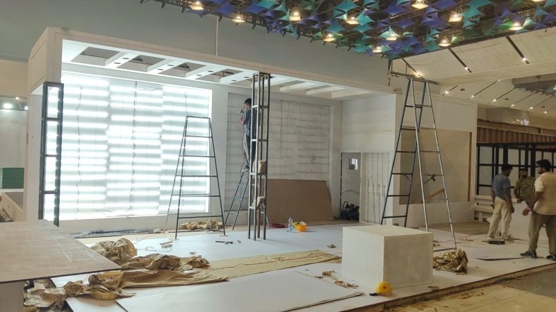 APL Apollo roof structure being installed on-site